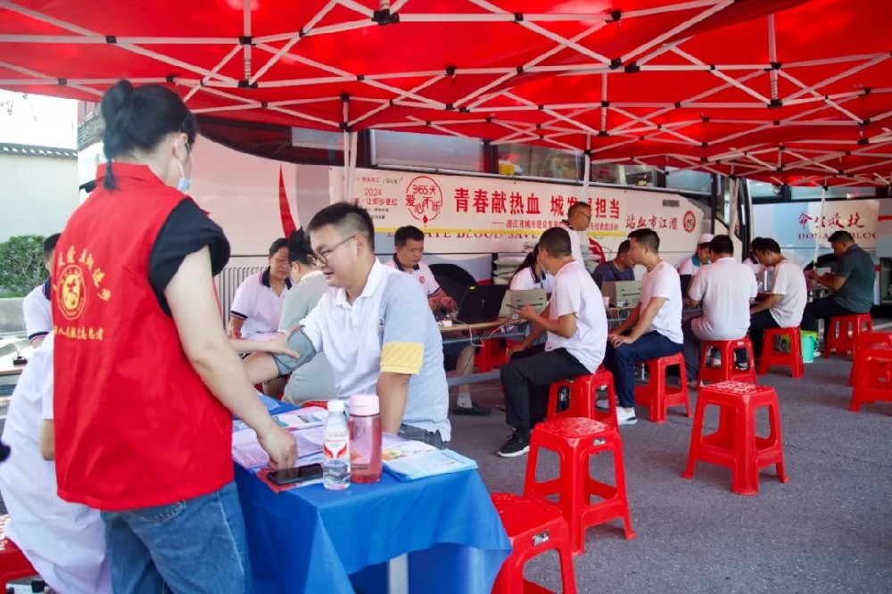 炎炎夏日烈 浓浓献血情|60名职工挽臂献血近2万毫升