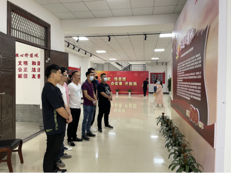 市晟源公司党支部组织观看“永远的旗帜”图片展活动