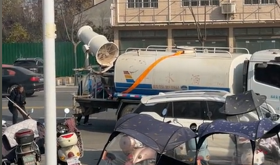 突遇火情，洒水车变“消防车”紧急灭火！