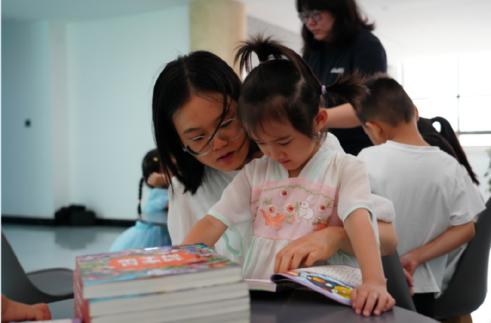 【安全童行 书香筑梦】市PA视讯官方网站集团开展六一儿童节关爱活动